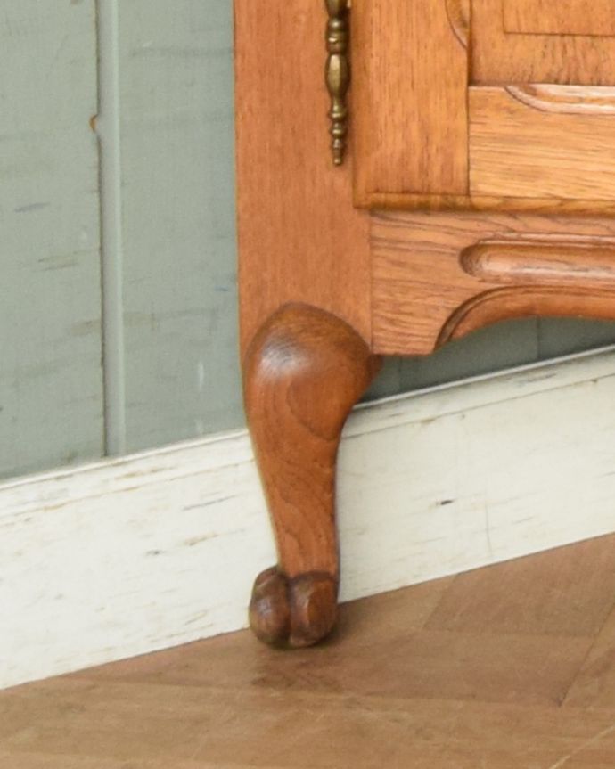 アンティークのキャビネット　アンティーク家具　優雅な彫りのアンティーク家具、小ぶりなフレンチコーナーキャビネット。安定感のある脚がしっかり支えます。(j-1749-f)