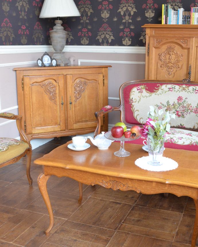 アンティークのキャビネット　アンティーク家具　優雅な彫りのアンティーク家具、小ぶりなフレンチコーナーキャビネット。お部屋の隅っこを彩ってくれます角にピタッとおさまってくれて、優雅な雰囲気を醸し出してくれるんです。(j-1749-f)