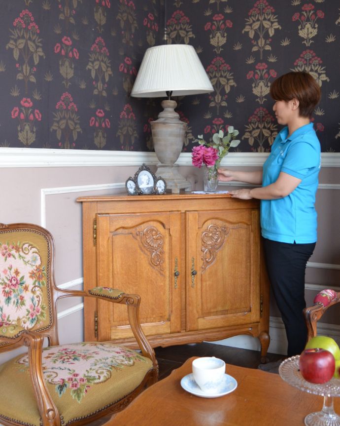 アンティークのキャビネット　アンティーク家具　優雅な彫りのアンティーク家具、小ぶりなフレンチコーナーキャビネット。上に何を置いてもゴージャス。(j-1749-f)