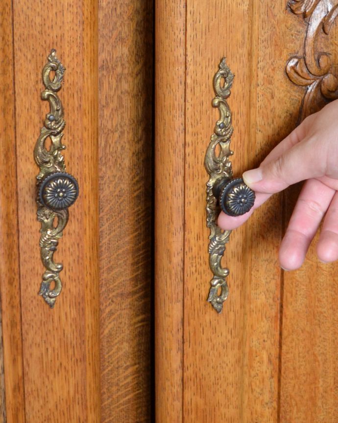 アンティークのキャビネット　アンティーク家具　優雅な彫りのアンティーク家具、小ぶりなフレンチコーナーキャビネット。扉の取っ手です。(j-1749-f)