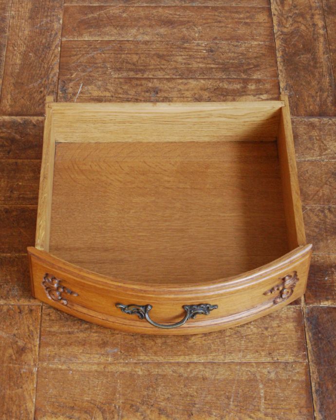 アンティークのチェスト　アンティーク家具　南フランスのアンティーク家具、曲線がエレガント、小さくて可愛いベッドサイドチェスト。引き出しは１杯。(j-1750-f)