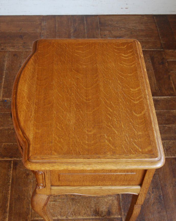 アンティークのチェスト　アンティーク家具　南フランスのアンティーク家具、曲線がエレガント、小さくて可愛いベッドサイドチェスト。ピカピカにお直ししてあります。(j-1750-f)