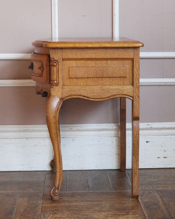 アンティークのチェスト　アンティーク家具　南フランスのアンティーク家具、曲線がエレガント、小さくて可愛いベッドサイドチェスト。サイドもカットが施され、どこから見ても絵になる美しさです。(j-1750-f)