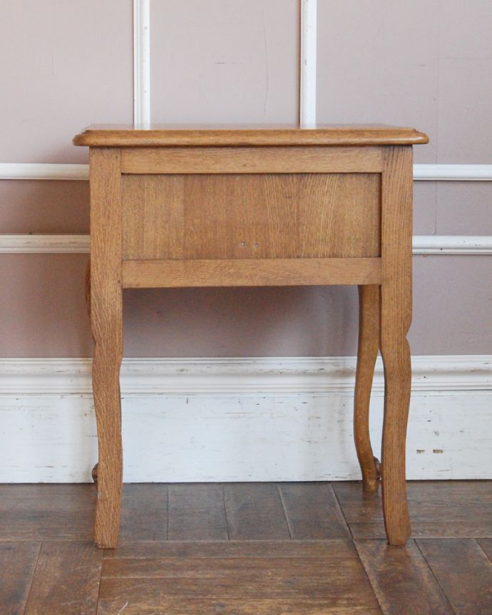 アンティークのチェスト　アンティーク家具　南フランスのアンティーク家具、曲線がエレガント、小さくて可愛いベッドサイドチェスト。きちんとメンテナンスしてあるので、裏側もキレイです。(j-1750-f)