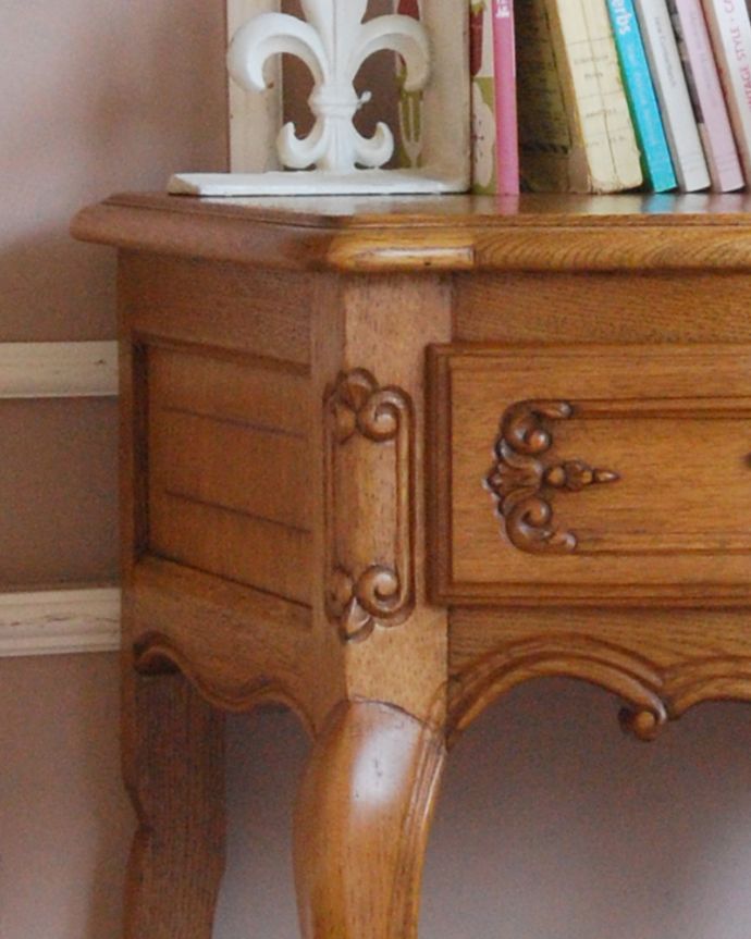 アンティークのチェスト　アンティーク家具　南フランスのアンティーク家具、曲線がエレガント、小さくて可愛いベッドサイドチェスト。隅々まで丁寧な彫りが刻まれています。(j-1750-f)