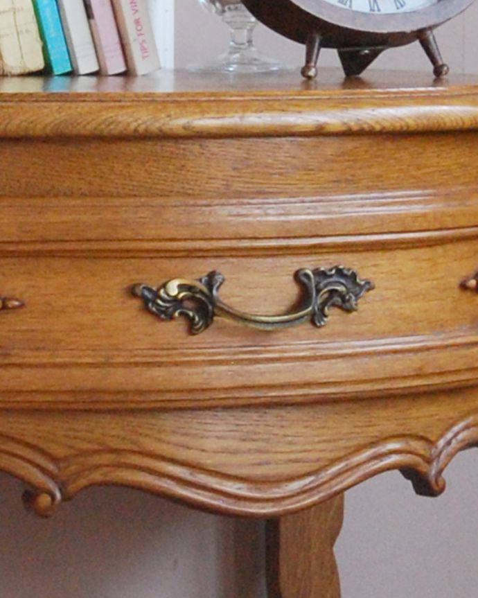 アンティークのチェスト　アンティーク家具　南フランスのアンティーク家具、曲線がエレガント、小さくて可愛いベッドサイドチェスト。アンティークならではの高級感のある取っ手です。(j-1750-f)