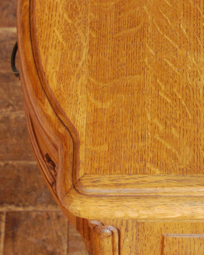 アンティークのチェスト　アンティーク家具　南フランスのアンティーク家具、曲線がエレガント、小さくて可愛いベッドサイドチェスト。角が丸く仕上がっているので、小さなお子さまがいるご家庭にも使って頂けます。(j-1750-f)