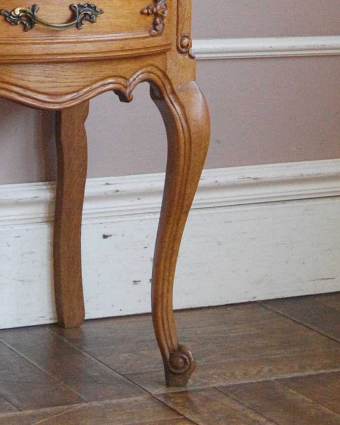 アンティークのチェスト　アンティーク家具　南フランスのアンティーク家具、曲線がエレガント、小さくて可愛いベッドサイドチェスト。上品で美しい猫脚です。(j-1750-f)