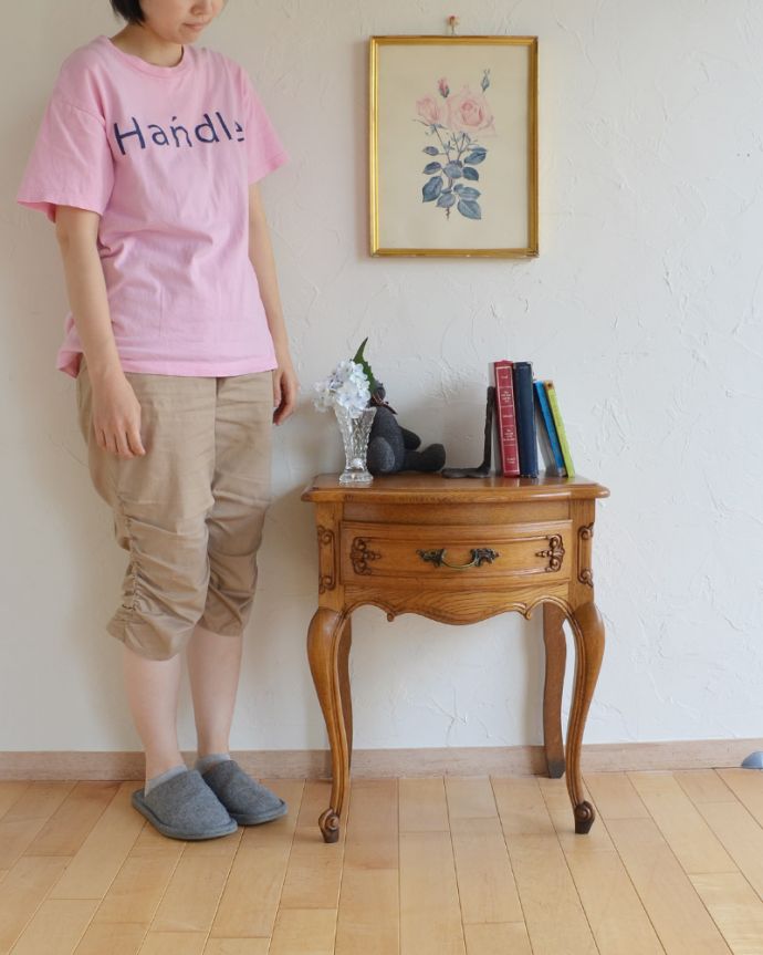 アンティークのチェスト アンティーク家具 南フランスのアンティーク家具、寝室が華やかになる小さくて可愛いベッドサイドチェスト。チェアの横に置けば、サイドテーブル代わりに。(j-1751-f)