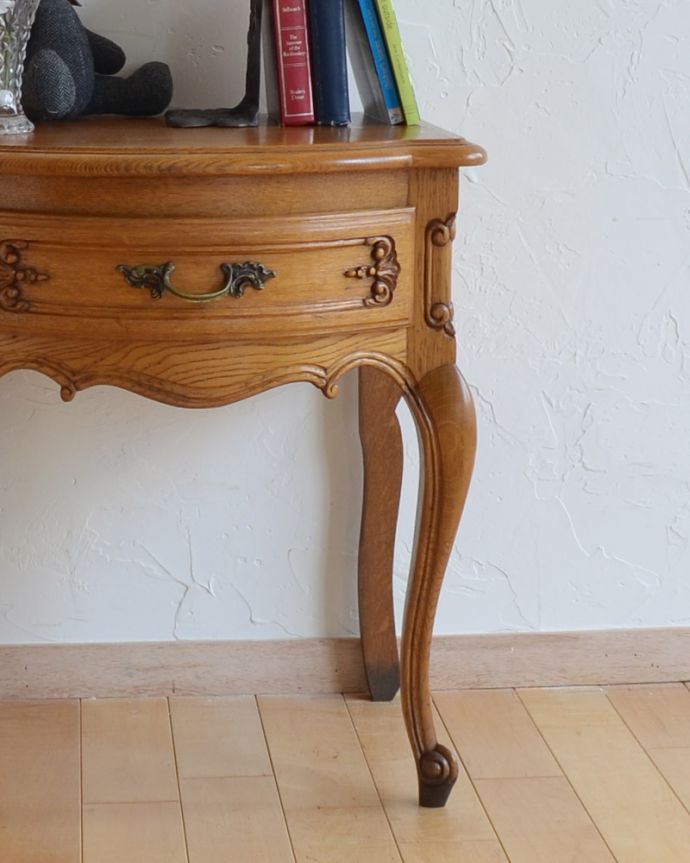 アンティークのチェスト アンティーク家具 南フランスのアンティーク家具、寝室が華やかになる小さくて可愛いベッドサイドチェスト。リビングではメモ、リモコン、筆記用具など近くに置いておきたいものを収納しておけばとっても便利ですよ。(j-1751-f)