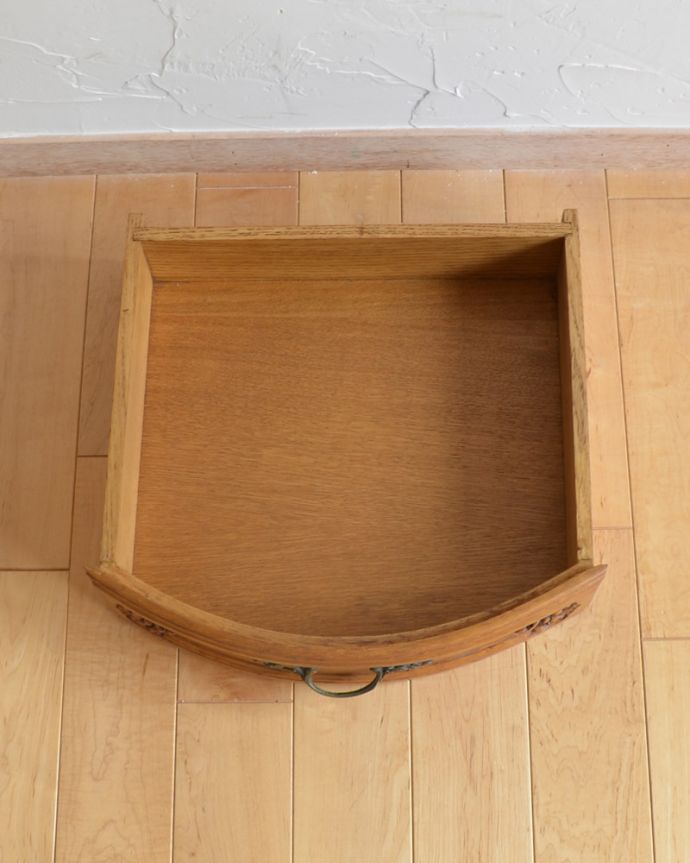 アンティークのチェスト アンティーク家具 南フランスのアンティーク家具、寝室が華やかになる小さくて可愛いベッドサイドチェスト。引き出しは1杯。(j-1751-f)