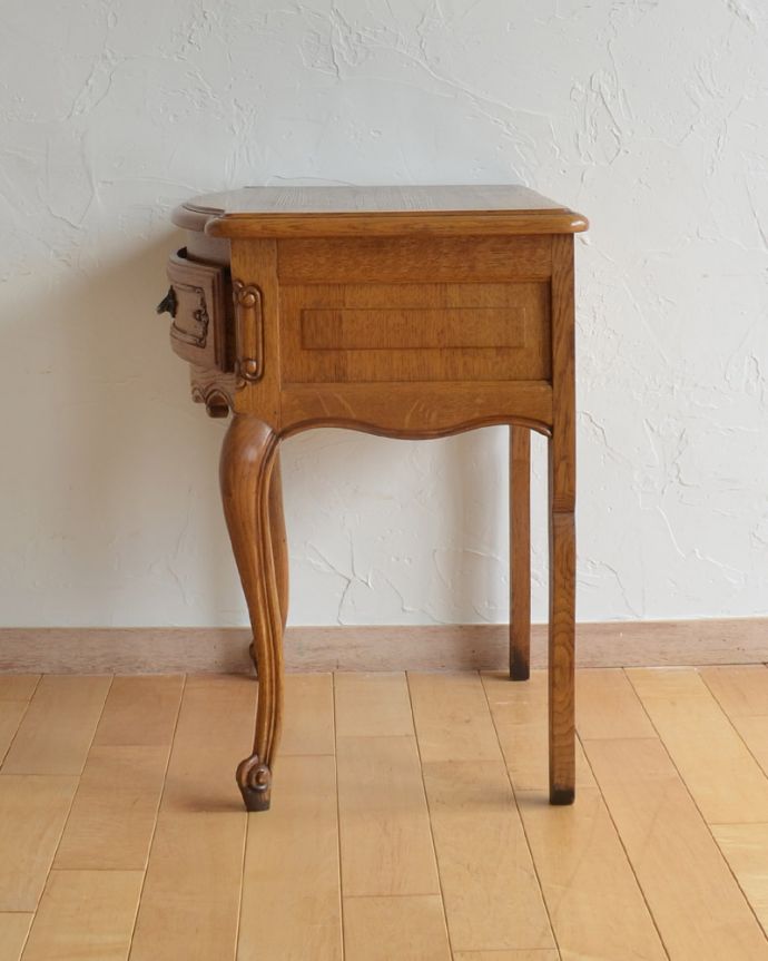 アンティークのチェスト アンティーク家具 南フランスのアンティーク家具、寝室が華やかになる小さくて可愛いベッドサイドチェスト。サイドもカットが施され、どこから見ても絵になる美しさです。(j-1751-f)