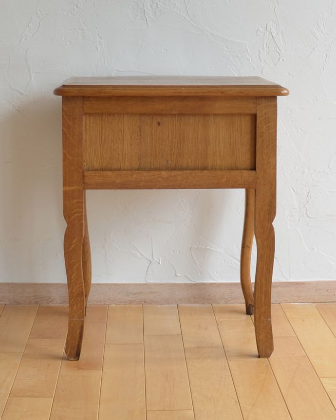 アンティークのチェスト アンティーク家具 南フランスのアンティーク家具、寝室が華やかになる小さくて可愛いベッドサイドチェスト。きちんとメンテナンスしてあるので、裏側もキレイです。(j-1751-f)