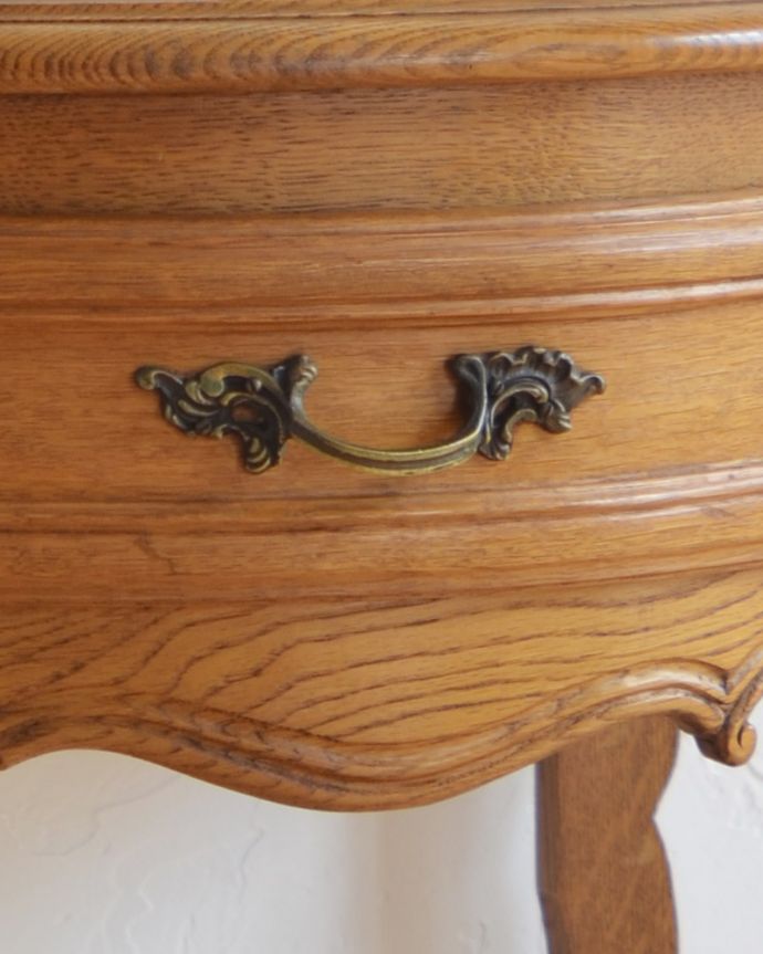 アンティークのチェスト アンティーク家具 南フランスのアンティーク家具、寝室が華やかになる小さくて可愛いベッドサイドチェスト。アンティークならではの高級感のある取っ手です。(j-1751-f)