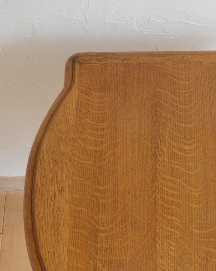 アンティークのチェスト アンティーク家具 南フランスのアンティーク家具、寝室が華やかになる小さくて可愛いベッドサイドチェスト。角が丸く仕上がっているので、小さなお子さまがいるご家庭にも使って頂けます。(j-1751-f)