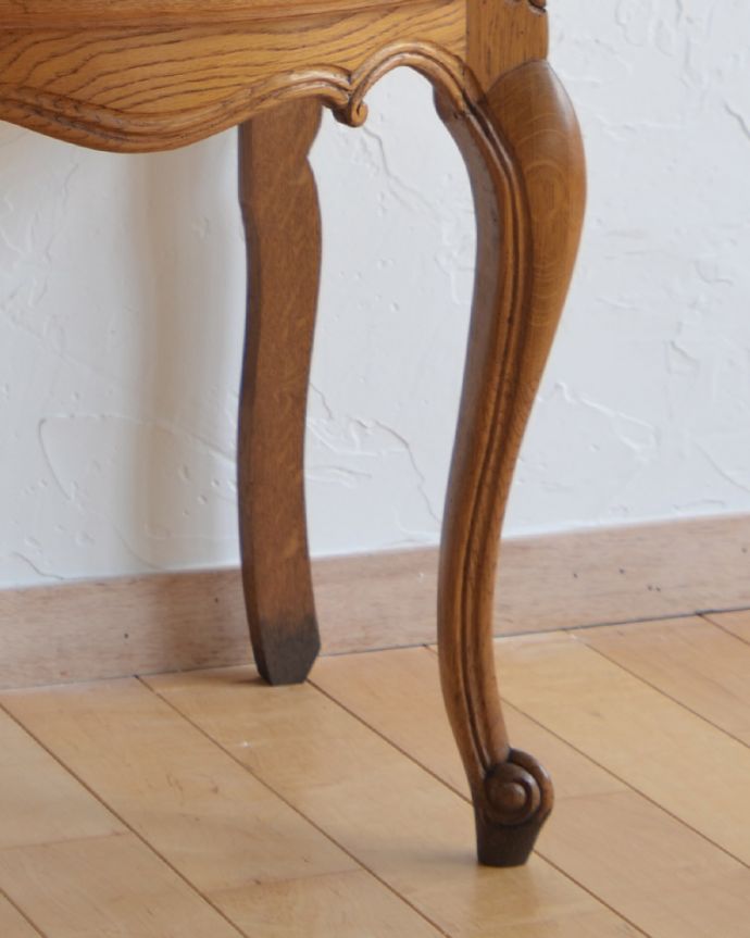 アンティークのチェスト アンティーク家具 南フランスのアンティーク家具、寝室が華やかになる小さくて可愛いベッドサイドチェスト。上品で美しい猫脚です。(j-1751-f)