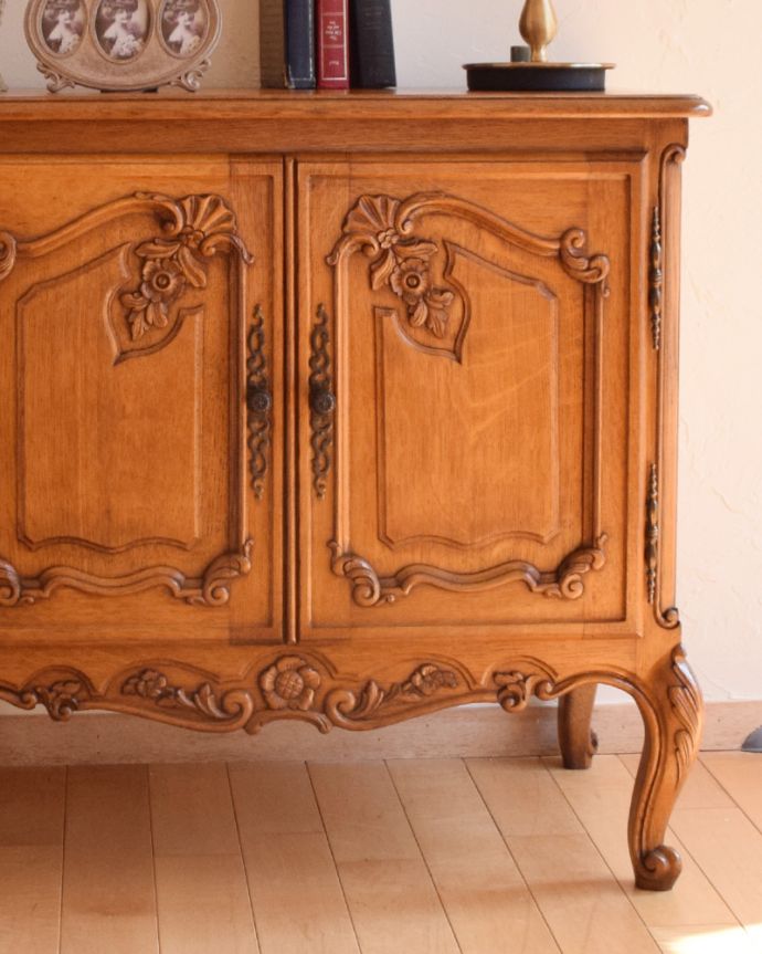 アンティークのキャビネット　アンティーク家具　フランスの素敵なアンティーク家具、使い勝手の良い木製のキャビネット。繊細で高級感たっぷりの扉の彫り。(j-1752-f)
