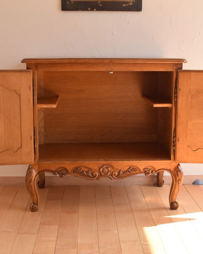 アンティークのキャビネット　アンティーク家具　フランスの素敵なアンティーク家具、使い勝手の良い木製のキャビネット。DVDや本、背の高いお酒のボトルや、花器などの収納にいかがでしょう？収納力抜群です！。(j-1752-f)