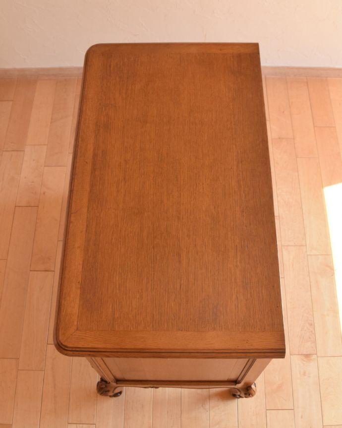 アンティークのキャビネット　アンティーク家具　フランスの素敵なアンティーク家具、使い勝手の良い木製のキャビネット。天板もピカピカにお直ししました。(j-1752-f)