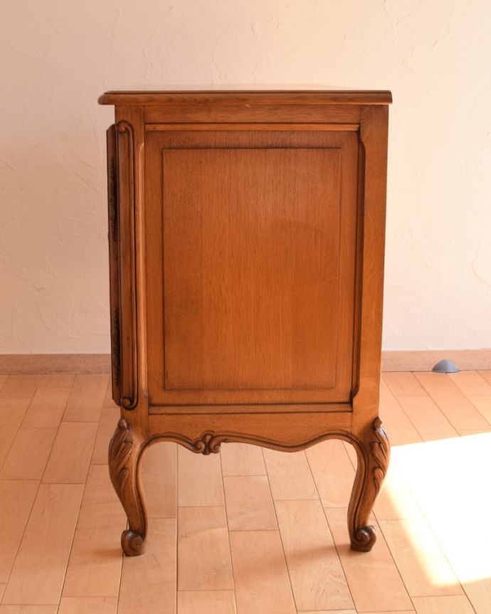 アンティークのキャビネット　アンティーク家具　フランスの素敵なアンティーク家具、使い勝手の良い木製のキャビネット。サイドも額縁みたいな高級感のある彫。(j-1752-f)