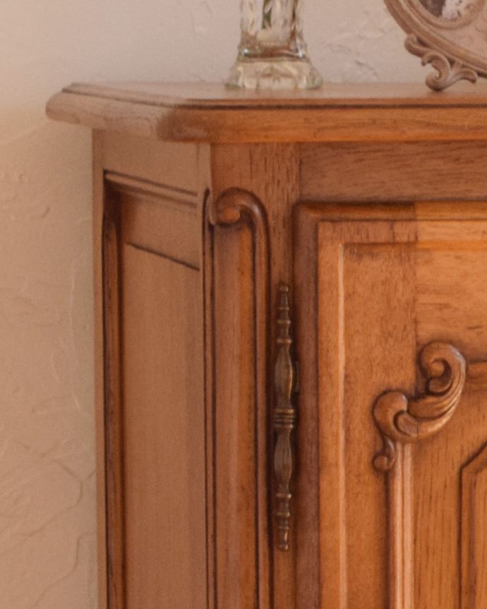 アンティークのキャビネット　アンティーク家具　フランスの素敵なアンティーク家具、使い勝手の良い木製のキャビネット。角は丸く仕上げているので、小さいお子さんがいるご家庭でも安心です。(j-1752-f)