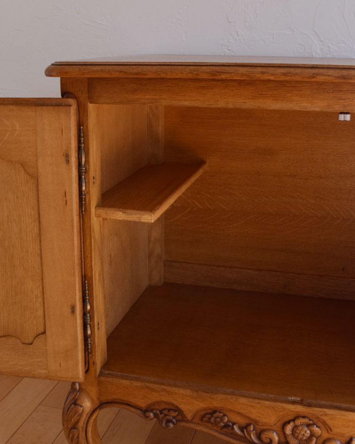 アンティークのキャビネット　アンティーク家具　フランスの素敵なアンティーク家具、使い勝手の良い木製のキャビネット。内側もキレイな状態です。(j-1752-f)