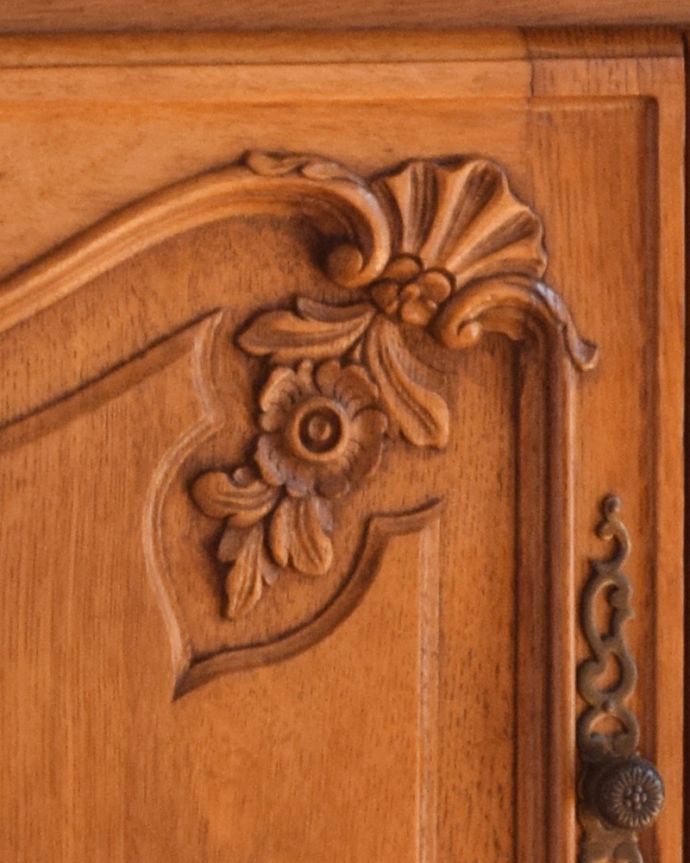 アンティークのキャビネット　アンティーク家具　フランスの素敵なアンティーク家具、使い勝手の良い木製のキャビネット。植物があしらわれた装飾にはどこか和の美しさを感じます。(j-1752-f)