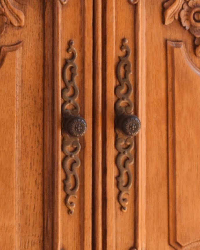 アンティークのキャビネット　アンティーク家具　フランスの素敵なアンティーク家具、使い勝手の良い木製のキャビネット。扉の取っ手です。(j-1752-f)