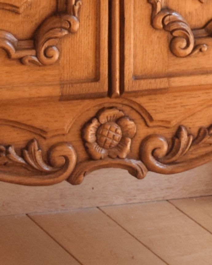 アンティークのキャビネット　アンティーク家具　フランスの素敵なアンティーク家具、使い勝手の良い木製のキャビネット。隅々にまでこだわった装飾が刻まれています。(j-1752-f)