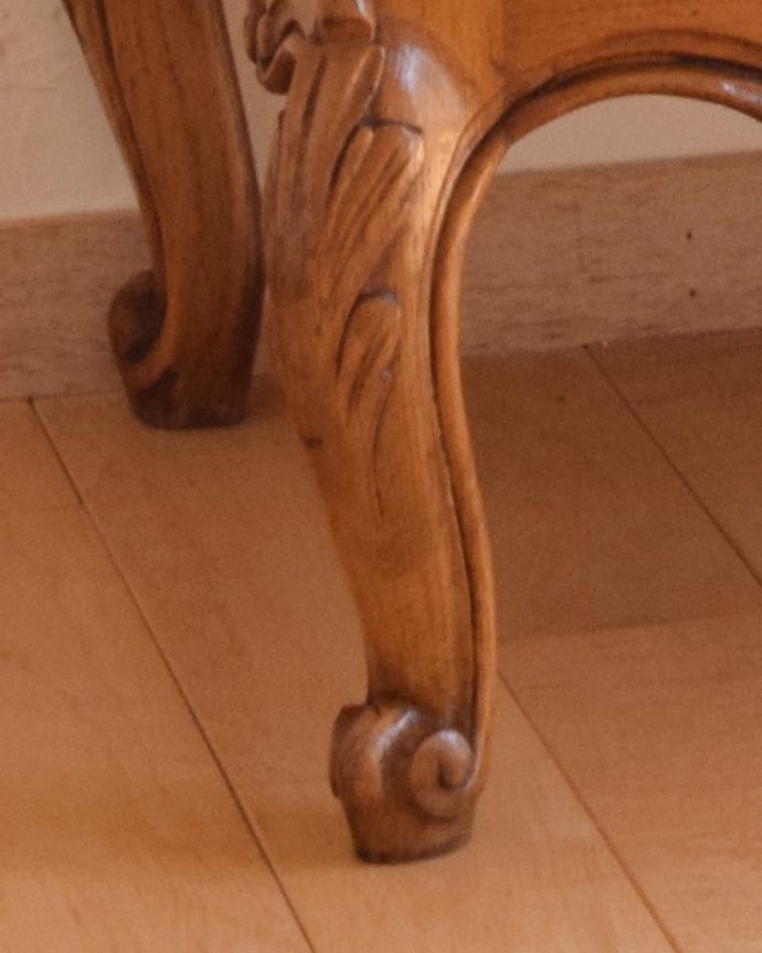 アンティークのキャビネット　アンティーク家具　フランスの素敵なアンティーク家具、使い勝手の良い木製のキャビネット。安定感のある脚がしっかり支えます。(j-1752-f)