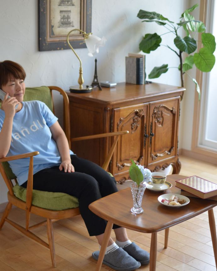 アンティークのキャビネット　アンティーク家具　フランスの素敵なアンティーク家具、使い勝手の良い木製のキャビネット。リビングで電話台にしたり、寝室でテレビ台にしたり・・・どこにでも置きやすいサイズも魅力です。(j-1752-f)