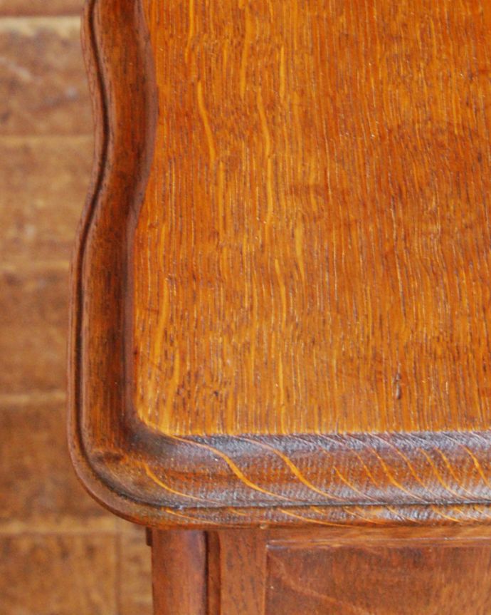 アンティークのチェスト　アンティーク家具　フランスらしい優雅な装飾が美しいアンティーク家具、彫がたっぷりの3段チェスト。角に丸みがあるので小さなお子様がいるお家でも安心です。(j-1753-f)