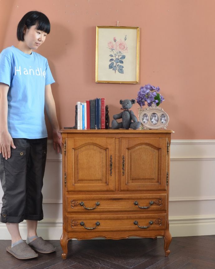 アンティークのチェスト　アンティーク家具　フレンチ香るアンティークのキャビネット、フランスのアンティーク家具。美しい彫で存在感があるキャビネット。(j-1754-f)