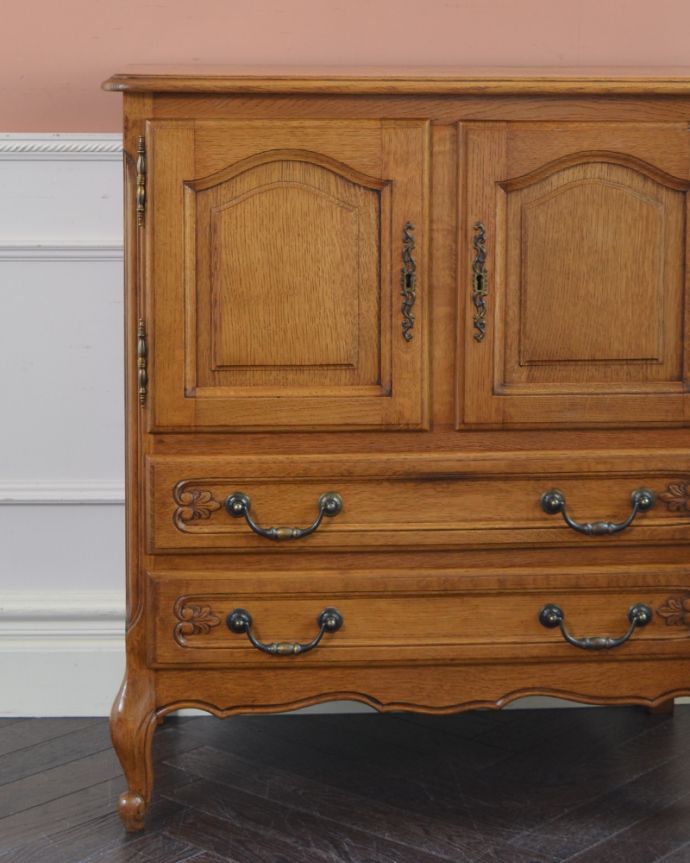 アンティークのチェスト　アンティーク家具　フレンチ香るアンティークのキャビネット、フランスのアンティーク家具。繊細で高級感たっぷりの扉の彫り。(j-1754-f)