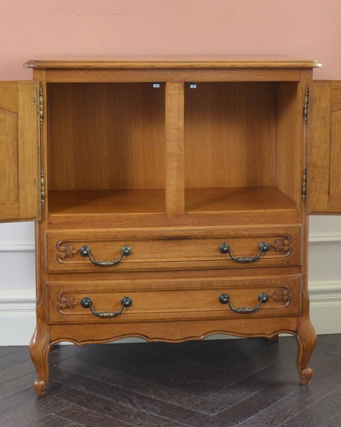 アンティークのチェスト　アンティーク家具　フレンチ香るアンティークのキャビネット、フランスのアンティーク家具。広々とした収納スペースなので、たくさんお片付けできます。(j-1754-f)