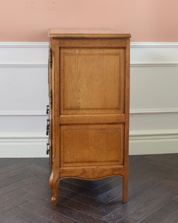 アンティークのチェスト　アンティーク家具　フレンチ香るアンティークのキャビネット、フランスのアンティーク家具。サイドも額縁みたいな高級感のある彫。(j-1754-f)