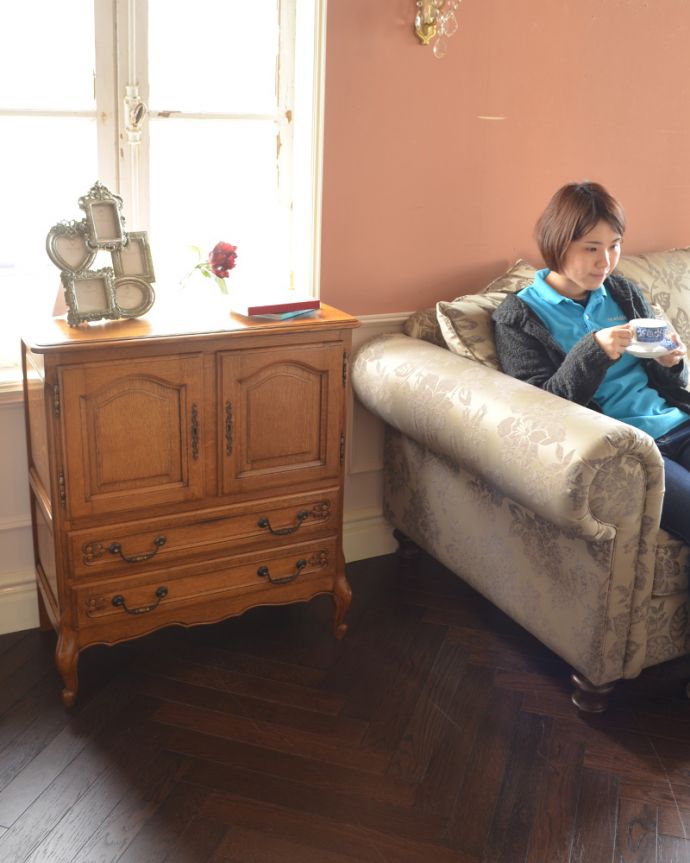 アンティークのチェスト　アンティーク家具　フレンチ香るアンティークのキャビネット、フランスのアンティーク家具。便利に使いながらも絵になるフォルムやっぱりフランス生まれのデザインは優雅で美しい！中にものをたっぷり収納しながら、お部屋まで美しく見せてくれます。(j-1754-f)