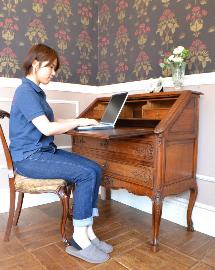 ビューロー アンティーク家具 フランスらしい彫りが美しい、鍵付きアンティークビューロー(デスク)。外国製のビューローは装飾があちこちにあるので、絵になるアイテム。(j-1756-f)