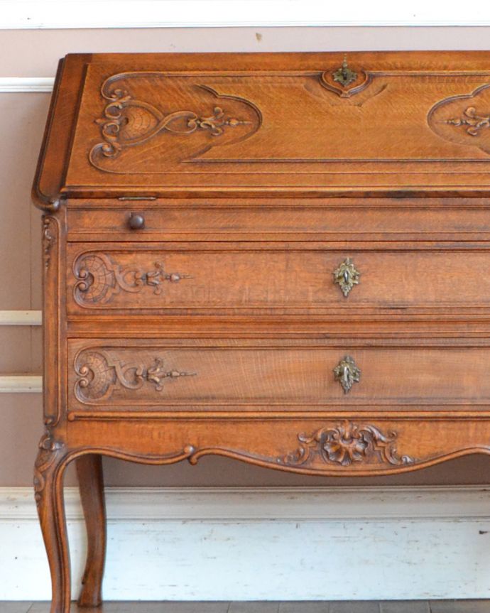ビューロー アンティーク家具 フランスらしい彫りが美しい、鍵付きアンティークビューロー(デスク)。とっても美しい彫の装飾です。(j-1756-f)