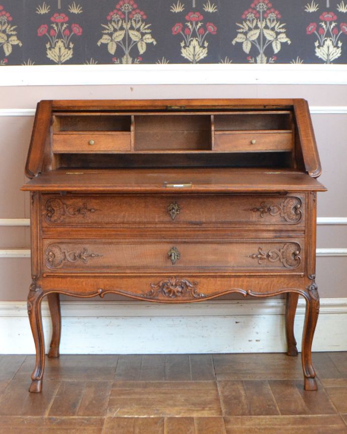 ビューロー アンティーク家具 フランスらしい彫りが美しい、鍵付きアンティークビューロー(デスク)。棚に化粧品を片付ければ、奥様のドレッサー代わりにもなりますよ。(j-1756-f)