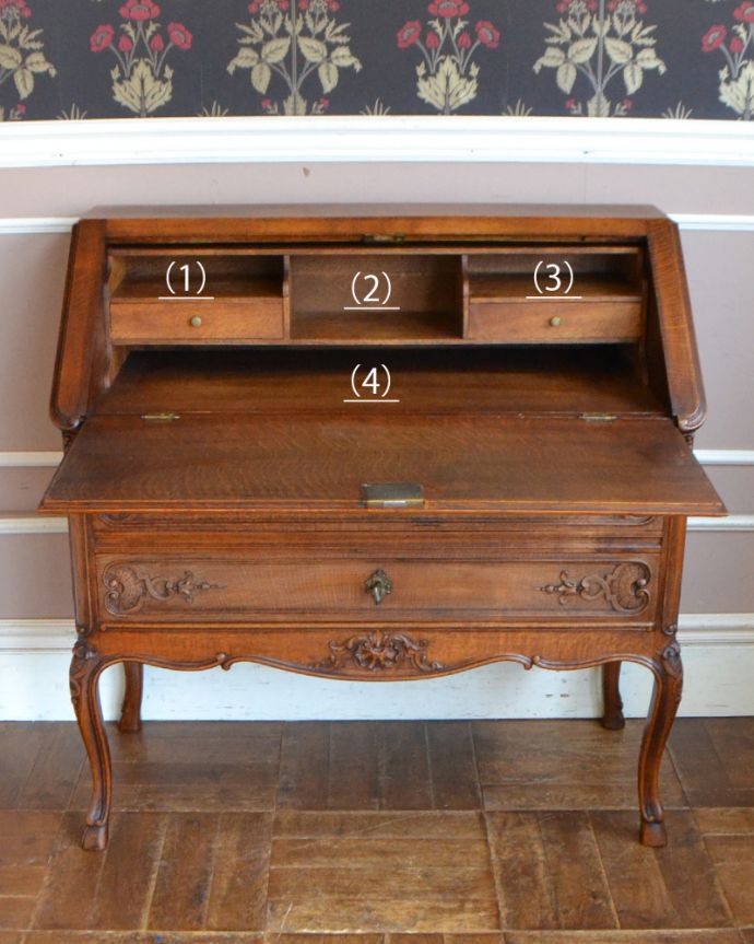 ビューロー アンティーク家具 フランスらしい彫りが美しい、鍵付きアンティークビューロー(デスク)。この通り天板は広々しているので、パソコンデスクとしても活躍してくれます。(j-1756-f)