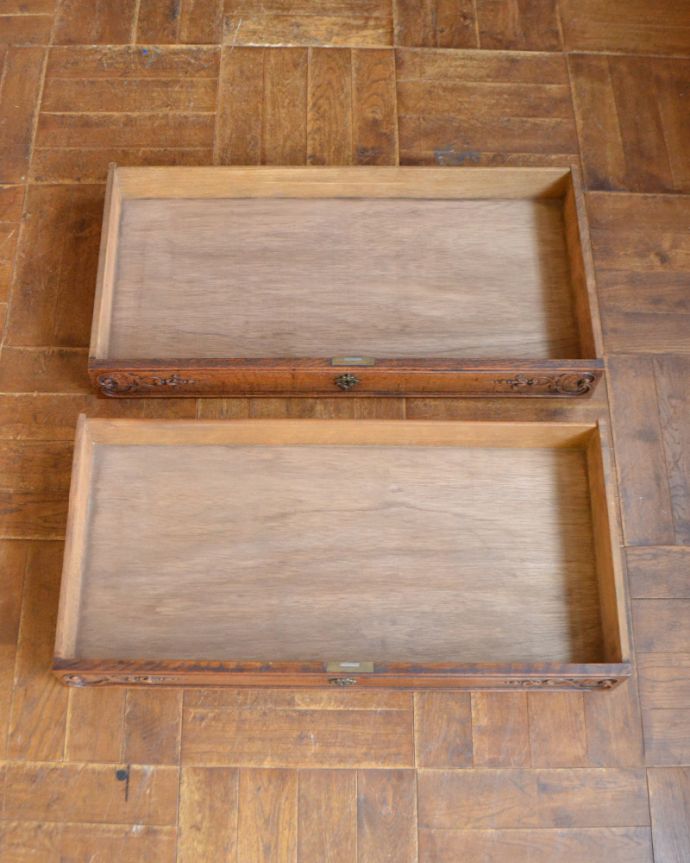 ビューロー アンティーク家具 フランスらしい彫りが美しい、鍵付きアンティークビューロー(デスク)。引き出しは2杯付いています。(j-1756-f)