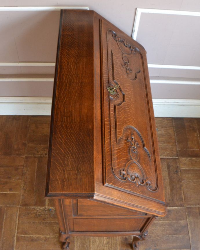 ビューロー アンティーク家具 フランスらしい彫りが美しい、鍵付きアンティークビューロー(デスク)。天板もピカピカにお直ししました。(j-1756-f)