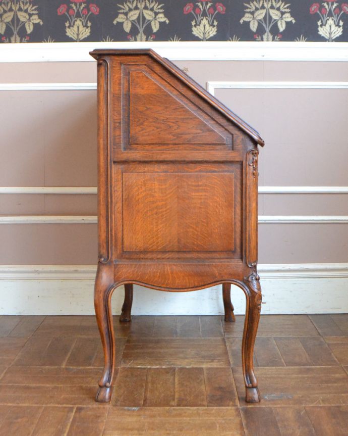 ビューロー アンティーク家具 フランスらしい彫りが美しい、鍵付きアンティークビューロー(デスク)。ビューローを閉じると、スッキリとしたキャビネットに。(j-1756-f)