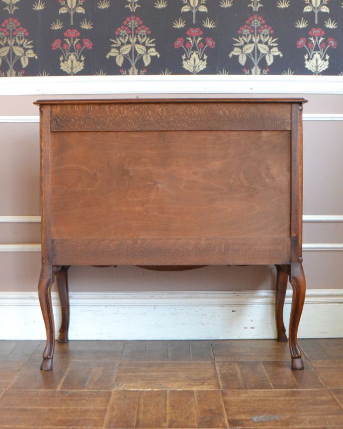 ビューロー アンティーク家具 フランスらしい彫りが美しい、鍵付きアンティークビューロー(デスク)。きちんとメンテナンスしてあるので、裏側もキレイです。(j-1756-f)