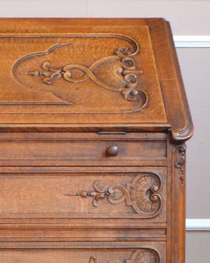 ビューロー アンティーク家具 フランスらしい彫りが美しい、鍵付きアンティークビューロー(デスク)。フランスならではの優雅な彫りのデザインにうっとりとしてしまいます。(j-1756-f)