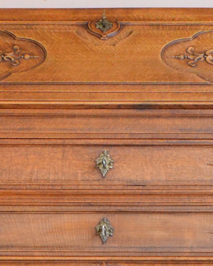 ビューロー アンティーク家具 フランスらしい彫りが美しい、鍵付きアンティークビューロー(デスク)。ビューロー、引き出しの取っ手は鍵です。(j-1756-f)