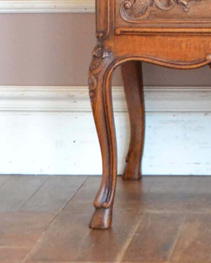 ビューロー アンティーク家具 フランスらしい彫りが美しい、鍵付きアンティークビューロー(デスク)。安定感のある脚がしっかり支えます。(j-1756-f)