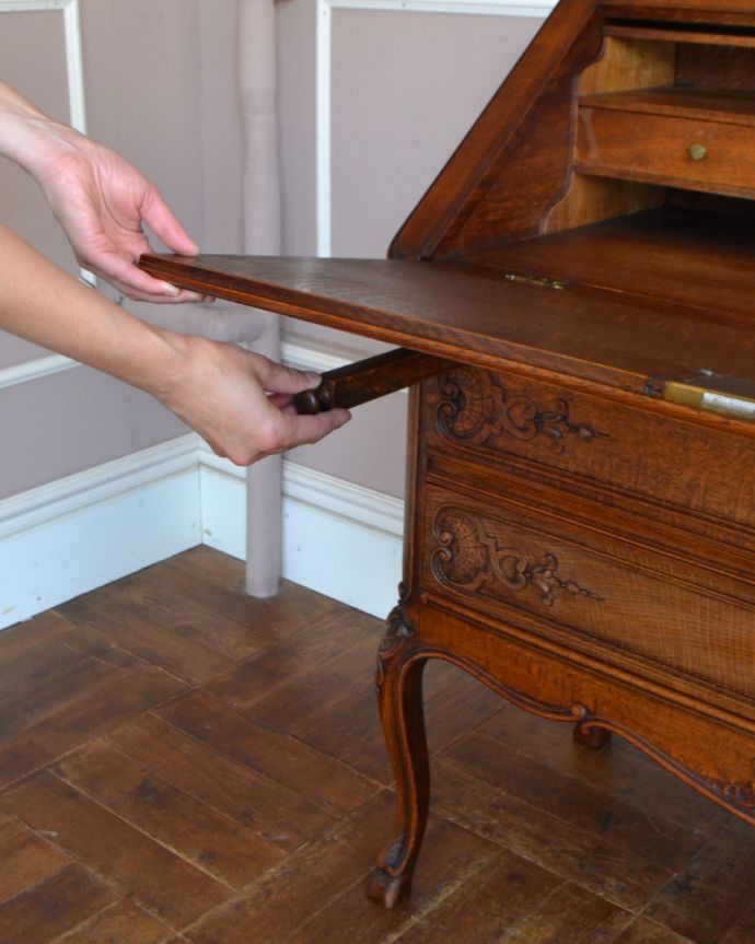 ビューロー アンティーク家具 フランスらしい彫りが美しい、鍵付きアンティークビューロー(デスク)。ビューローの支えであるバーは、両サイドに付いています。(j-1756-f)