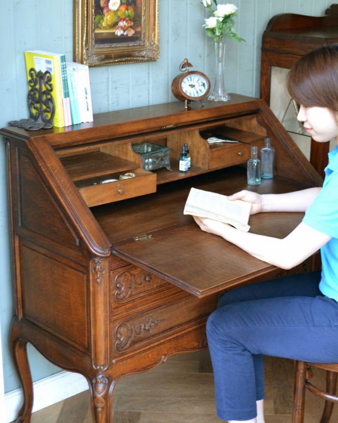 ビューロー　アンティーク家具　フランスらしい彫りが美しい、鍵付きアンティークビューロー（デスク）。。(j-1756-f)